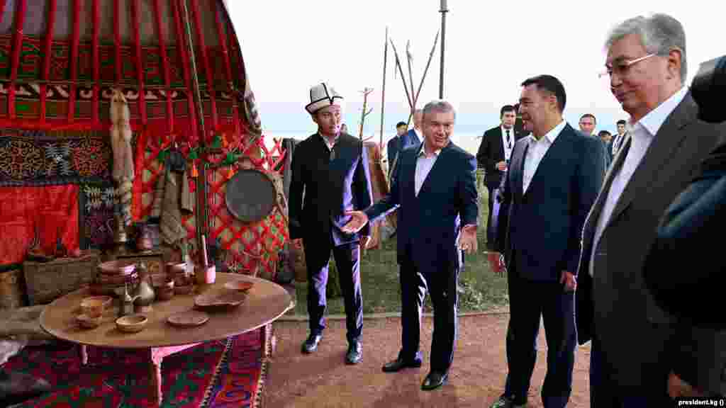 Президенттерге боз үйлөрдүн ички жасалгасы аркылуу кыргыз элинин улуттук каада-салттары көрсөтүлдү.