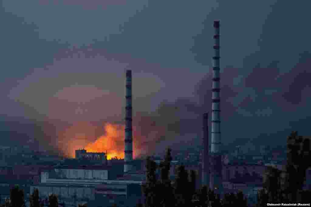 Атаки Росії на склади пального та хімзаводи, як на цей хімзавод «Азот» 18 червня в Сєвєродонецьку Луганської області, призвели до викиду токсинів у повітря та підземні води, що загрожує біорізноманіттю, кліматичній стабільності та здоров’ю населення України