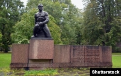Un memorial din Tallinn în memoria membrilor de sindicat care „au murit de mâna burgheziei estoniene” în septembrie 1919.