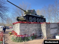 Un monument al Armatei Sovietice din Narva marchează punctul în care forțele sovietice au traversat râul cu același nume și au respins forțele naziste.