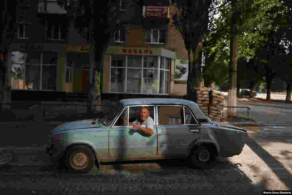 Русија ја продолжува својата казнена офанзива за заземање на клучниот град Бахмут. „Тие пукаат цел ден и ноќ, а јас не можам да спијам“, рече Серхи додека гестикулираше од својот автомобил од советската ера.