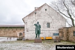 Un monument dedicat lui Lenin a fost mutat din centrul orașului Narva, în anii 1990, într-un spațiu oarecare de la Castelul Hermann din oraș.