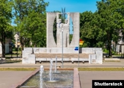 Monumentul „Glorie muncii” din centrul localității Kohtla Jarve, în nord-estul Estoniei.