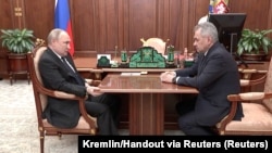 Президент Росії Володимир Путін (л) і міністр оборони РФ Сергій Шойгу