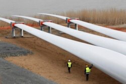 Tehničari ispituju krila vjetroturbina u Saint Nazaire, Francuska, 2012.