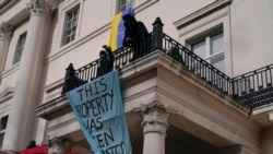Vila din Lodra care a aparținut oligarhului rus Oleg Deripaska a fost decorată cu steagul Ucrainei (AP Photo/Alberto Pezzali)