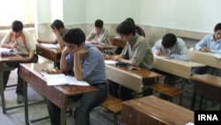 وزیر آموزش و پرورش اردیبهشت امسال گفته بود مواردی که غیرکاربردی است، از کتابهای درسی دانشآموزان حذف خواهد شد