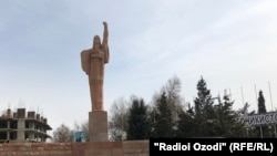 Паноҳҷӯёни ихроҷшуда дар шаҳри Ваҳдат ба таксиронӣ машғул будаанд