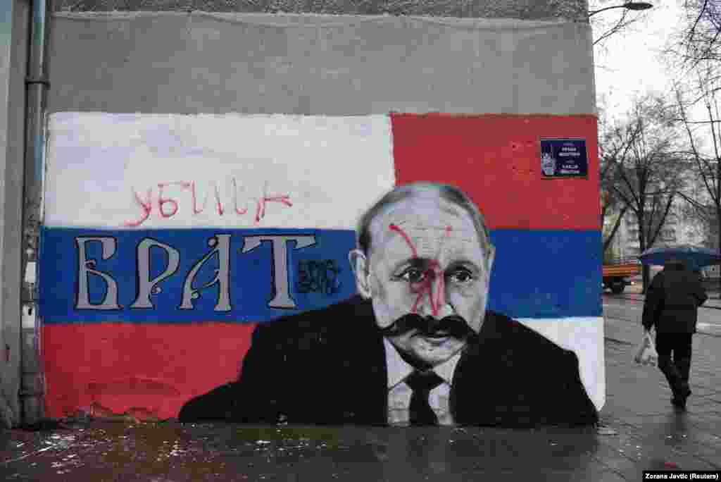 Позже в тот же день изображение подверглось дальнейшему вандализму. Путину дорисовали усы как у Сталина и подписали: «Убийца»
