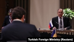 Рускиот министер за надворешни работи Сергеј Лавров и украинскиот министер за надворешни работи Дмитро Кулеба во Анталија, 10 март 2022 година