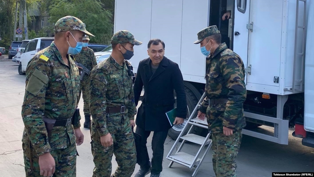 Равшан Джеенбеков приехал сдавать документы в ЦИК под конвоем. 