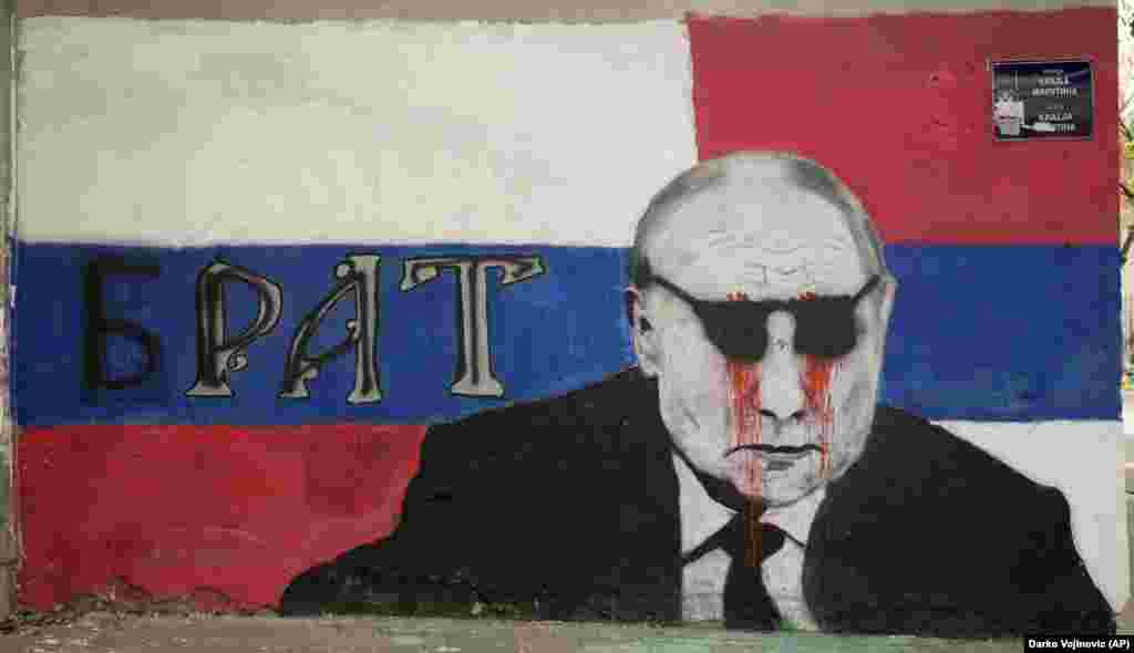 7 мая на «кровавом» портрете Путина частично восстановили слово «брат» и добавили солнцезащитные очки.