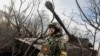 Украйнски войник в района на Бахмут