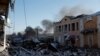Столбови чад се креваат од рускиот напад за време на 36-часовниот прекин на огнот за православниот Божиќ, прогласен од рускиот претседател Владимир Путин, додека рускиот напад врз Украина продолжува, од градот Бахмут, Украина, во Донбас на фронтот, на 7 јануари 2023 година.