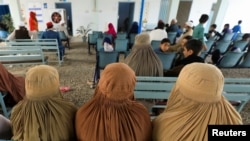 ارشیف: په پاکستان کې د یو این ایچ سي آر په یوه دفتر کې یو شمېر افغان کډوال