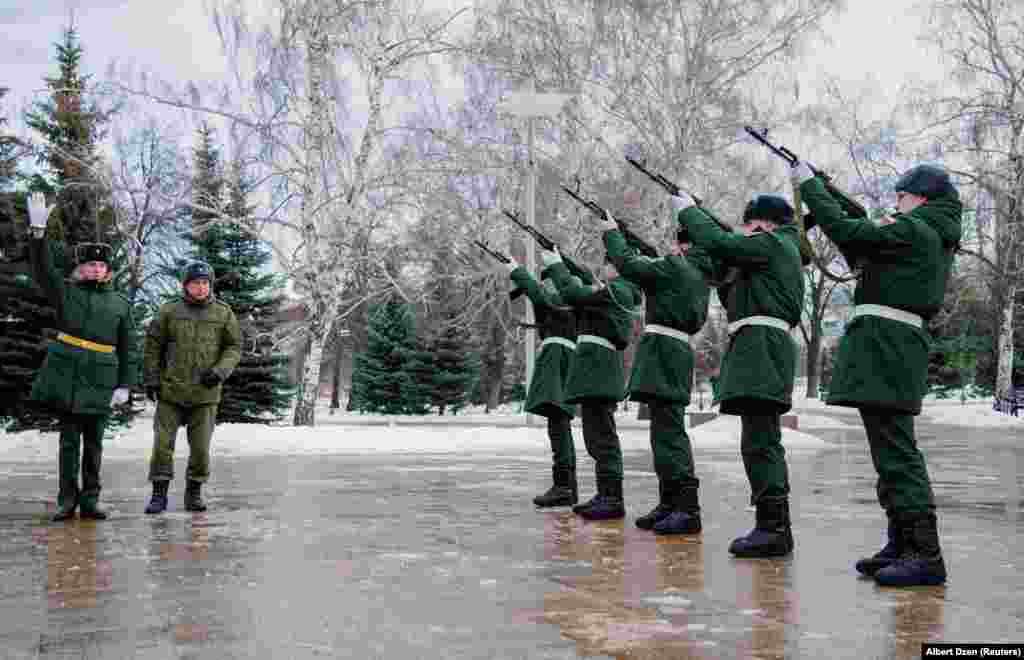 Российские солдаты дают прощальный салют во время панихиды в Самаре. Удар в Макеевке — самая крупная боевая потеря, признанная Москвой с тех пор, как она начала широкомасштабное вторжение в Украину в феврале 2022 года.