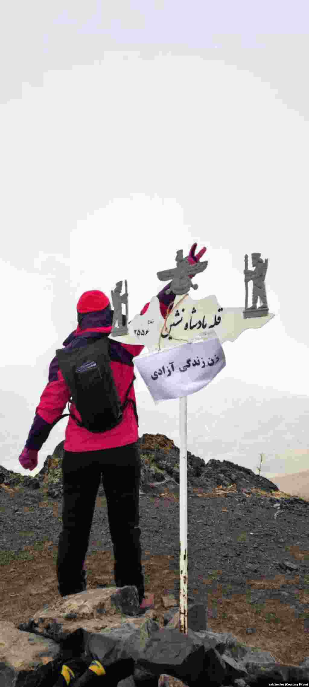 یک کوهنورد با شعار «زن زندگی آزادی» در قله پادشاه‌نشین در ساوجبلاغ