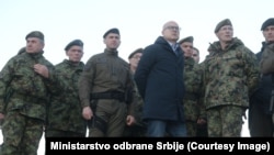 Министерот за одбрана Милош Вучевиќ со припадниците на српската армија во близина на границата со Косово, 26 декември 2022 година