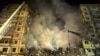 Рятувальники розчищають завали після влучання російської ракети в багатоповерховий будинок. Дніпро, 14 січня 2023 року