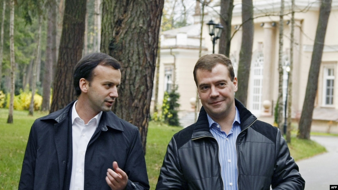 Medvedev (R) and Dvorkovich at the presidential residence in Gorki