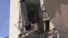 Autoritățile ucrainene transmit că 518 unități de învățământ din Ucraina au fost afectate de bombardamente. 72 dintre ele au devenit ruine. Captură video Reuters, Harkov, 16 martie. 