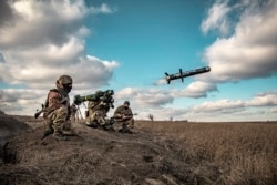 Soldați ucraineni lansează o rachetă Javelin în timpul unor exerciții militare în regiunea Donețk, 23 decembrie 2021.