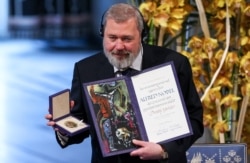 Jurnalistul rus Dmitri Muratov, laureat al Premiului Nobel pentru Pace 2021, la primirea diplomei și medaliei de aur în cadrul ceremoniei de decernare a premiului, Oslo, Norvegia, 10 decembrie 2021.