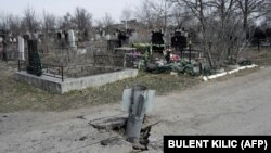 Ракета, що не розірвалася, на кладовищі в Миколаєві, 21 березня 2022 року