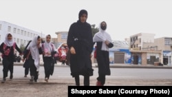 نجونې د ښوونځيو پرانيستلو خبر ته په بې صبرۍ انتظار کوي.