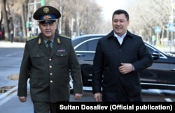 Predsjednik Sadir Žaparov (desno) i šef državne sigurnosti Kamčibek Tašijev