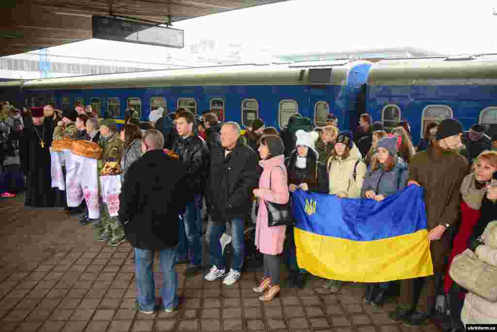 У столиці відбулася урочиста церемонія зустрічі третього волонтерського поїзда в рамках Всеукраїнської акції «Потяг єднання України «Труханівська Січ» зі студентами, волонтерами, активістами та військовими з Луганської та Донецької областей, які відправились у двотижневу подорож західними містами країни. Київ, 6 листопада 2016 року ДИВИТИСЬ ВІДЕО