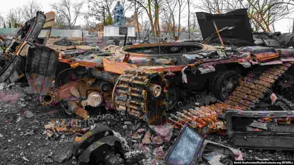 Знищений російський танк Т-72 біля пошкодженого меморіалу загиблим воїнам у Другій світової війни у селі Лук’янівка на Київщині