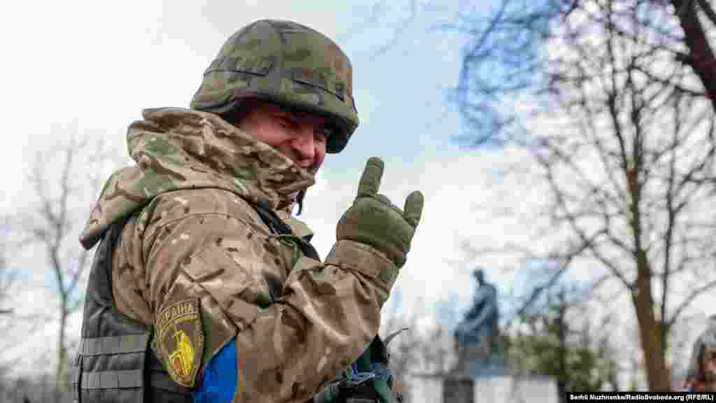 Боєць ЗСУ у звільненому селі Лук'янівка, що на Київщині