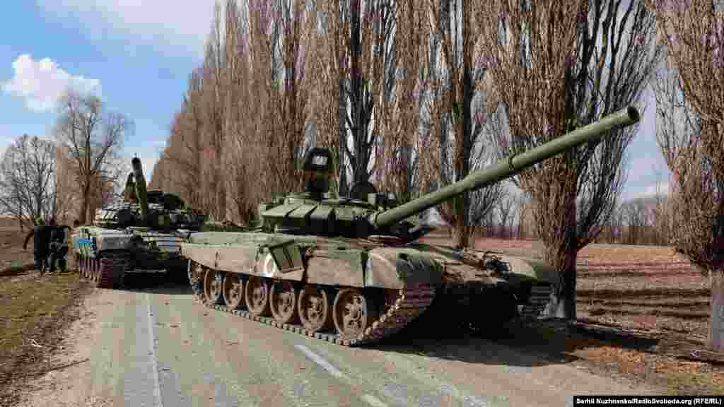 Російський танк Т-72 (на передньому плані), який захопили українські військові в боях при звільнені села Лук‘янівка 
