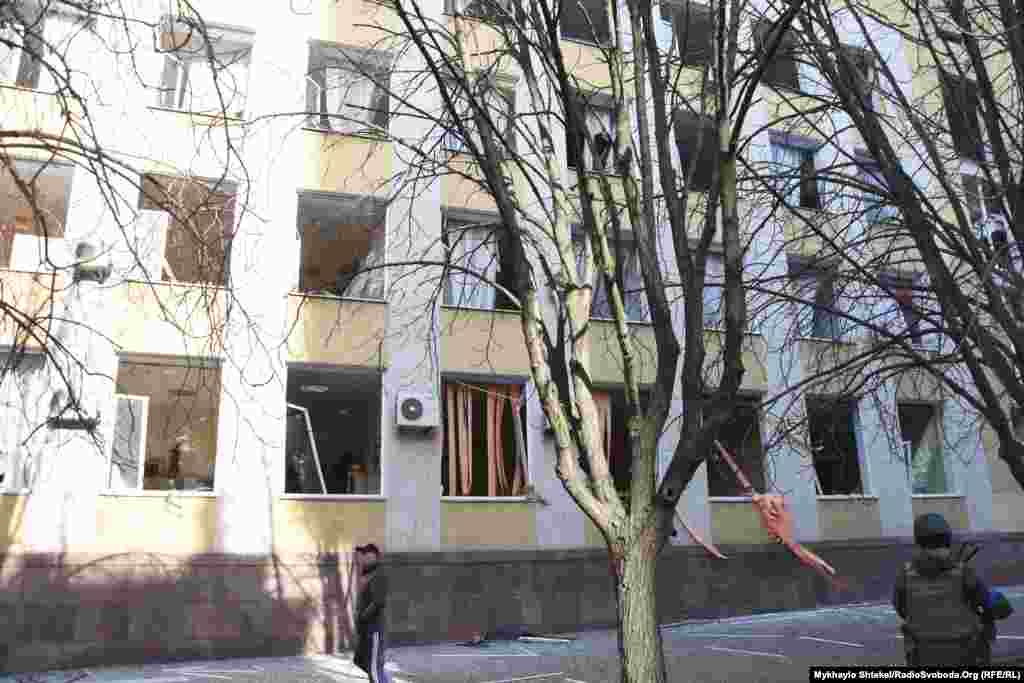 Вибухова хвиля пошкодила декілька будинків поруч, а сама ракета пробила дев’ять поверхів будівлі ОДА. Миколаїв, 29 березня 2022 року
