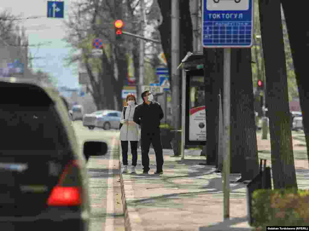Автобус күткөн жүргүнчүлөр. Өзгөчө абал эрежесине ылайык шаардагы бардык коомдук транспорттор токтотулган. 