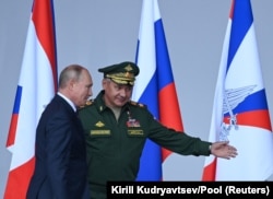 Președintele rus Vladimir Putin (stânga) și ministrul Apărării, Serghei Șoigu, pe 23 august 2021. „El (Șoigu, n.r.) este o figură încă foarte populară și respectată la scară largă, în ciuda faptului că nu are nicio pregătire militară și în ciuda tuturor acestor mari eșecuri (din februarie și până în prezent din Ucraina, n.r.)”, spune Soldatov.