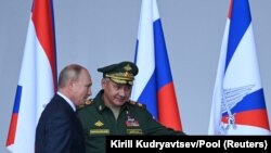 Президент Росії Володимир Путін і міністр оборони Сергій Шойгу присутні на церемонії в Москві в серпні 2021 року