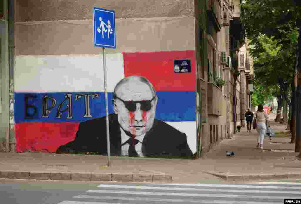 Овој мурал на рускиот претседател Владимир Путин се појави на аголот на улицата во Белград на почетокот на март, а подоцна беше обоен со црвена боја и очила за сонце. Политичкото уметничко дело е еден од неколкуте примери на проруски графити кои се појавуваат, а потоа се прецртувани, во Белград среде инвазијата на Украина. 