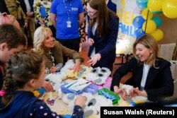 Jill Biden i Olena Zelenska sa grupom djece koja žive u Školi 6, prave poklone za Dan majki, 8. maj