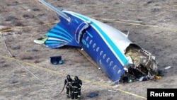 Фрагмент рухнувшего самолета Azerbaijan Airlines в Мангистауской области Казахстана