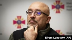 «Новим завданням є створення правил, які покликані виключити можливість змов та зловживань на місцях між представниками бізнесу та начпродами військових частин», – написав Олексій Резніков 