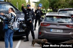 Поліція та репортери біля посольства України в Іспанії. Мадрид, 30 листопада 2022 року