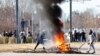 Ljudi pale grane kako bi blokirali cestu tokom nereda uoči demonstracija koje su planirali danski antimuslimanski političar Rasmus Paludan i njegova stranka Stram Kurs, Norrköping, 17. april 2022.