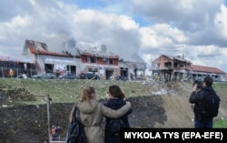 Salvatorii ucraineni au stins un incendiu la un centru de service auto după bombardarea orașului Lviv, Ucraina, 18 aprilie 2022. Potrivit autorităților, șapte civili au fost uciși și unsprezece persoane au fost rănite.