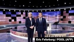 Президент Франції Емманюель Макрон (п) під час дебатів зі своєю головною опоненткою, очільницею праворадикального «Національного обʼєднання» Марін Ле Пен, 11 квітня 2022 року