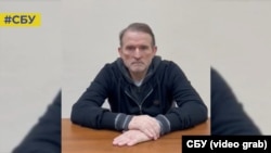18 квітня Служба безпеки України оприлюднила відеозвернення, на якому затриманий в Україні, підозрюваний у державній зраді політик Віктор Медведчук просить обміняти його на захисників і жителів оточеного російськими військами Маріуполя