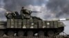 Украински войник е седнал върху танк в района на Луганск, 16 април 2022 г.