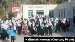 ارشیف: په نیمروز کې د نجونو د یوه ښوونځي زده کوونکې. په دې ښوونځي او په ټول افغانستان کې له شپږم ټولګي پورته نجونې زده کړې نه شي کولای.