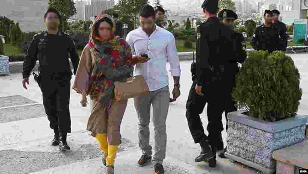 "Namünasib" geyidniyi üçün saxlanan Tehran sakinləri. 11 iyun 2012